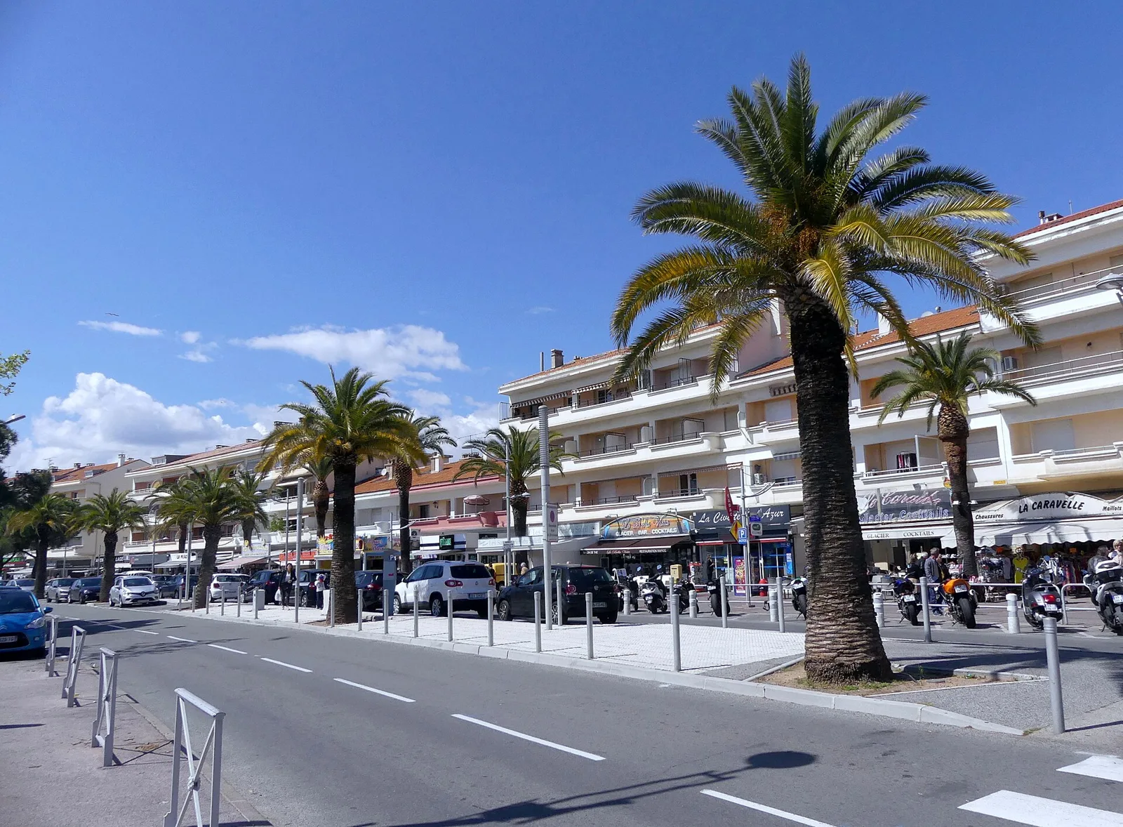 Voitures garées boulevard de la Libération à Fréjus-Plage, dans le Var